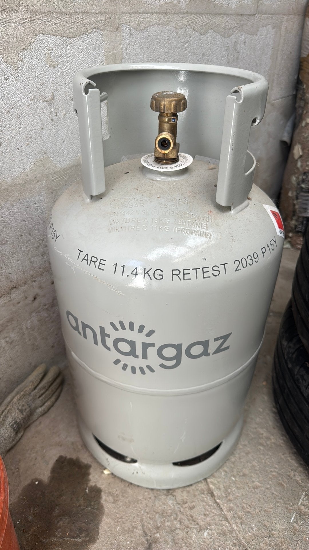 1 nieuwe volle fles gas / 1 halve fles, Ophalen, Zo goed als nieuw
