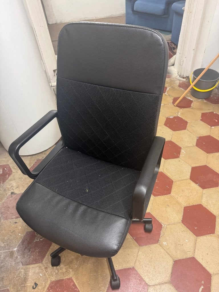 2 chaises de bureau noires à roulettes avec accoudoirs, Enlèvement, Utilisé, Noir, Chaise de bureau