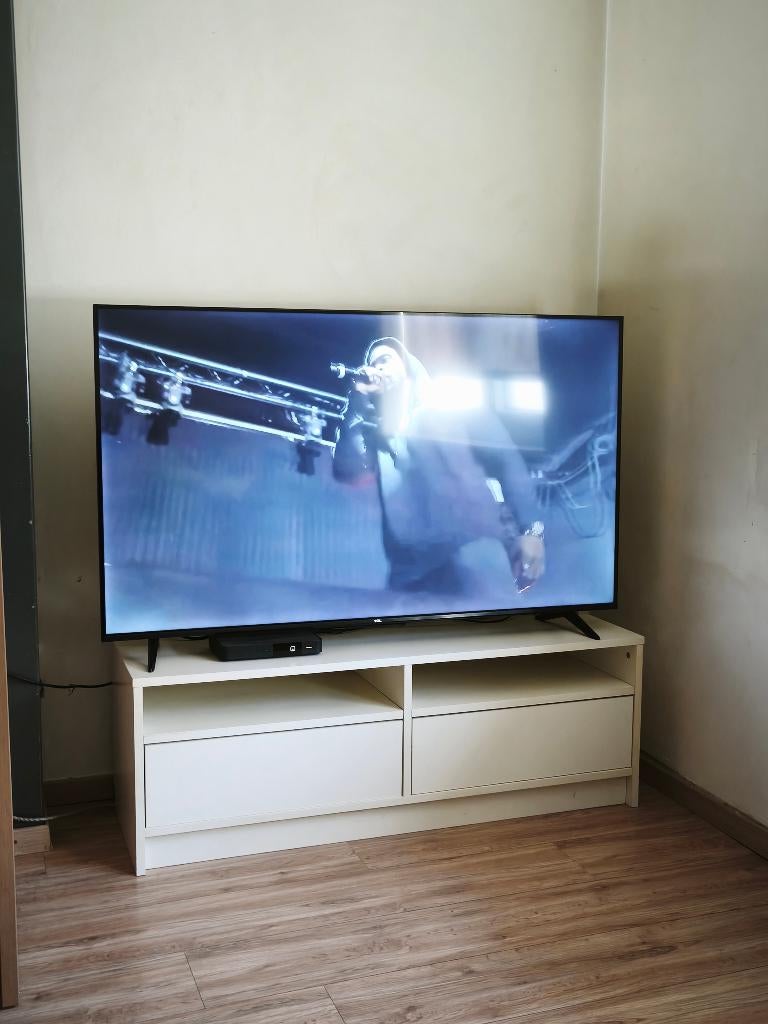 Tv meubel, Ophalen, Kunststof, 100 tot 150 cm, Zo goed als nieuw