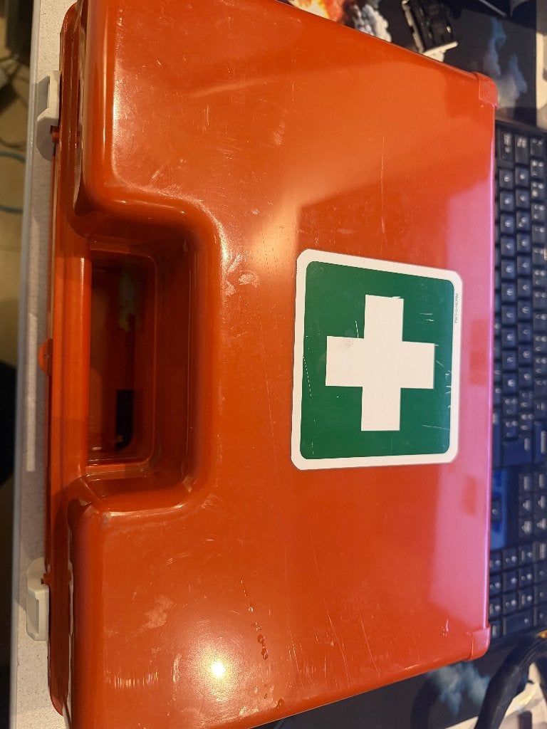 EHBO koffer met wandbevestiging, Ophalen of Verzenden, Zo goed als nieuw