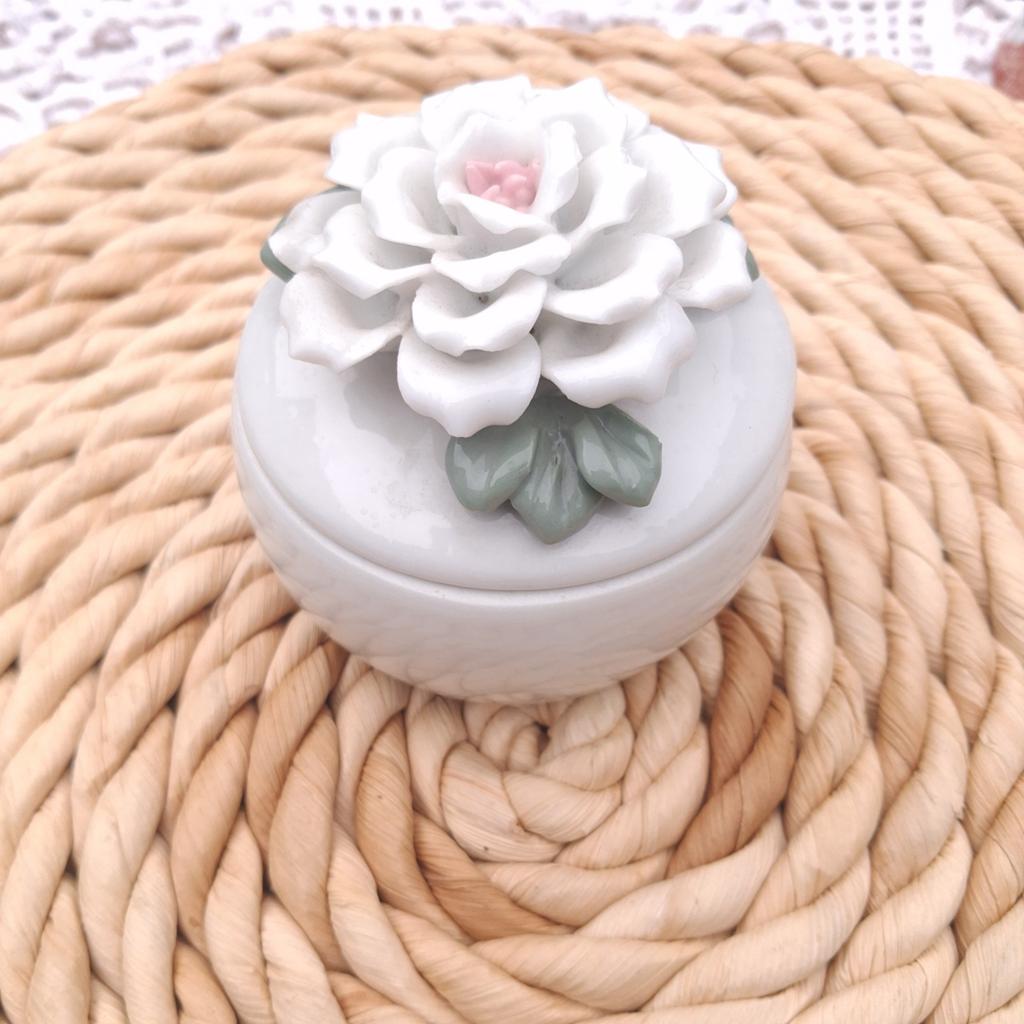 Vintage Yves Rocher porseleinen doosje met roos, Handtassen en Accessoires, Broches, Wit, Ophalen of Verzenden