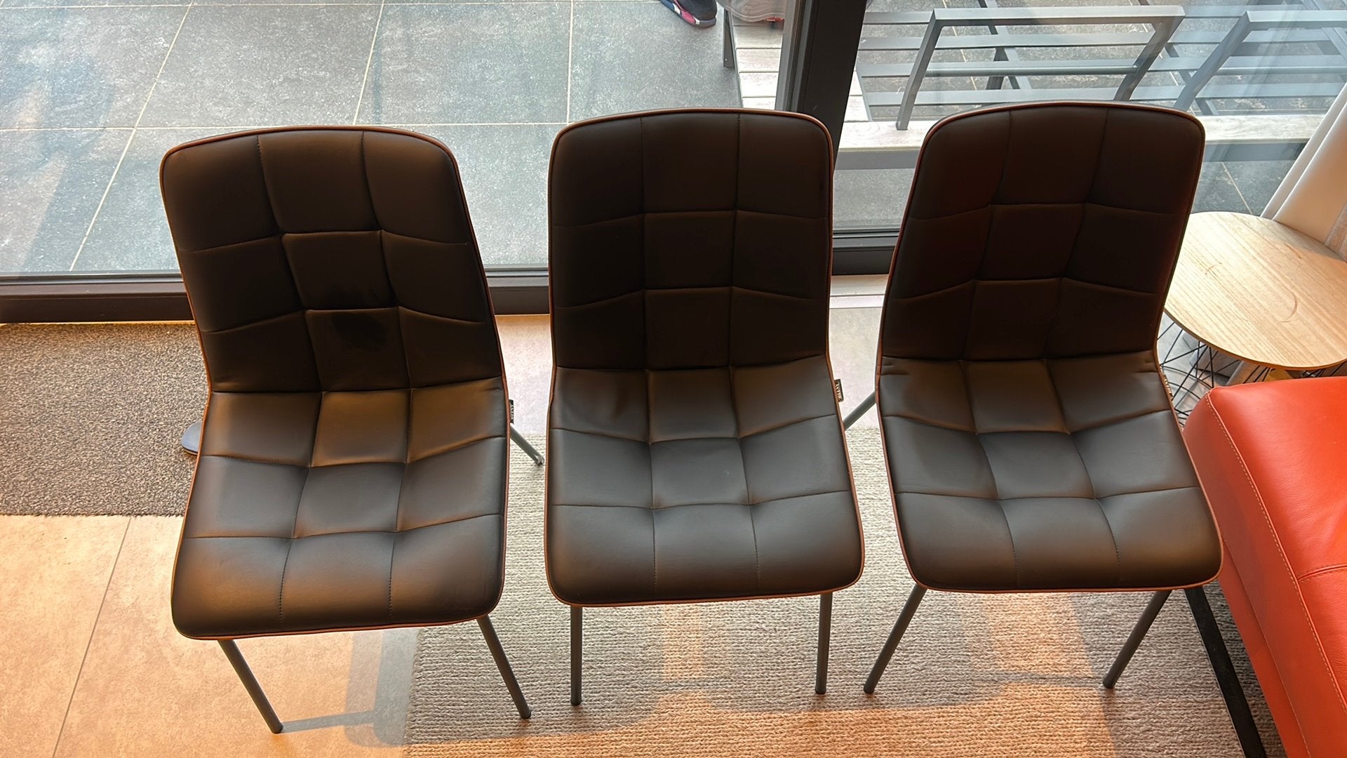 3 HEENY eetkamerstoelen – zwart met cognacbruine bies, Maison & Meubles, Chaises, Trois, Modern industrieel - retro/vintage, Comme neuf