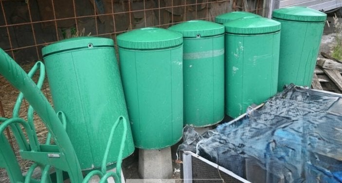 Groene metalen afvalbakken op paal voor buiten, Ophalen, 50 – 75, Gebruikt, 40 liter of meer