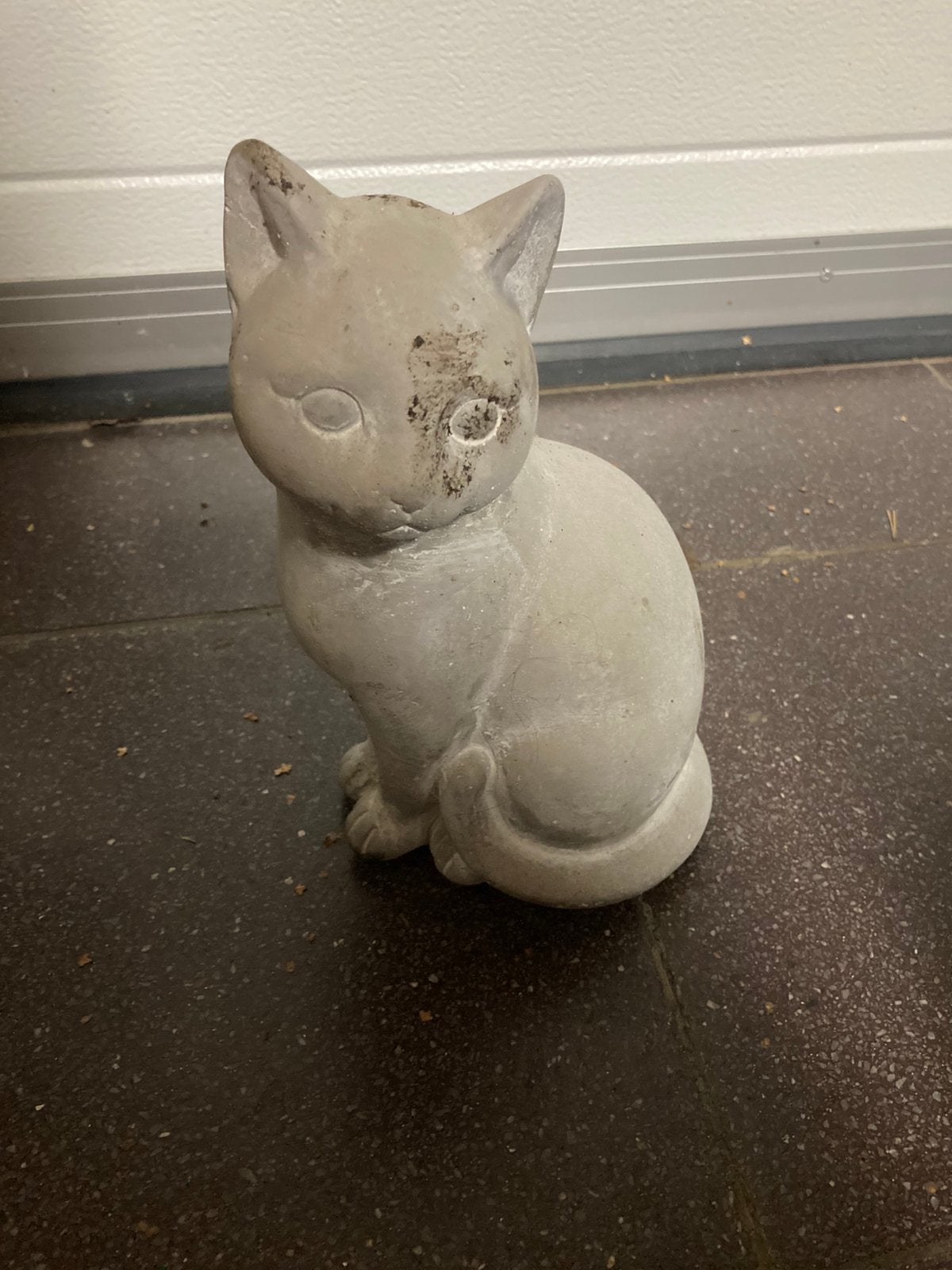 Beeldje van een kat, Ophalen
