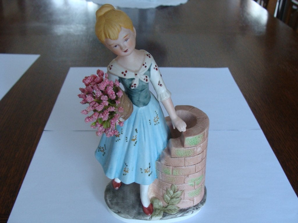 Ancienne statue porcelaine, une jeune fille près du puits, Enlèvement, Comme neuf