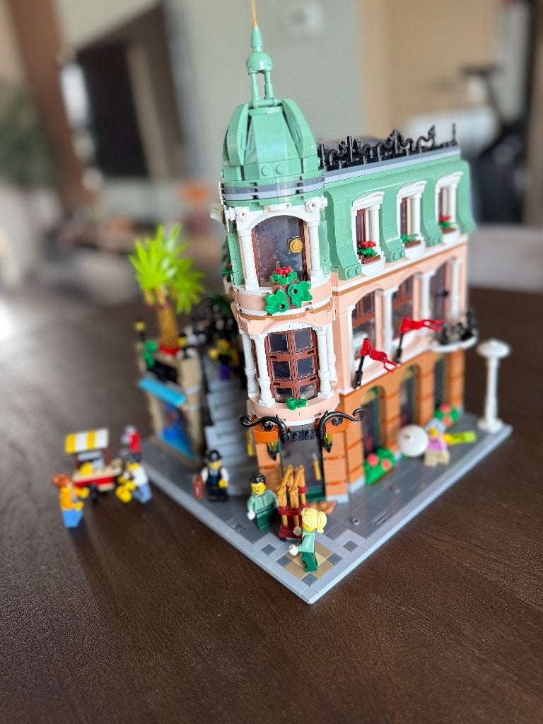 LEGO Icons 10297 Boutique Hotel, Kinderen en Baby's, Speelgoed | Duplo en Lego, Lego, Ophalen of Verzenden, Zo goed als nieuw