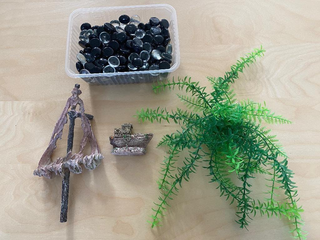 Glazen steentjes, bootje en plastic plant, Ophalen of Verzenden, Zo goed als nieuw