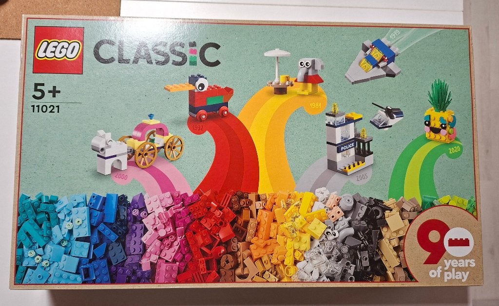 Lego Classic 11021 - 90 years of play (90 jaar spelen), Overige thema's, Lego, Nieuw, Ophalen of Verzenden