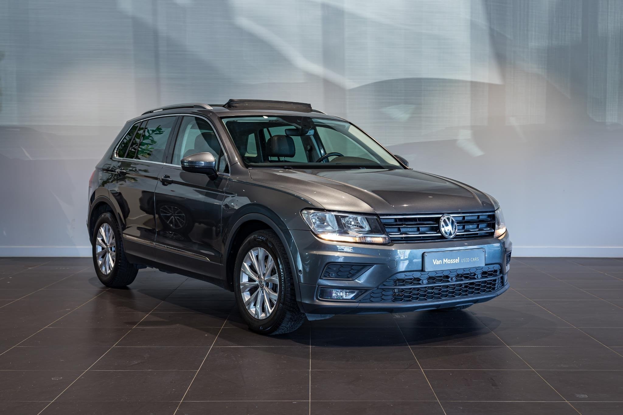 Volkswagen Tiguan 1.5 TSI DSG | Pano Dak | Carplay | ACC | Z, Stof, 4 cilinders, Bedrijf, 5 zetels