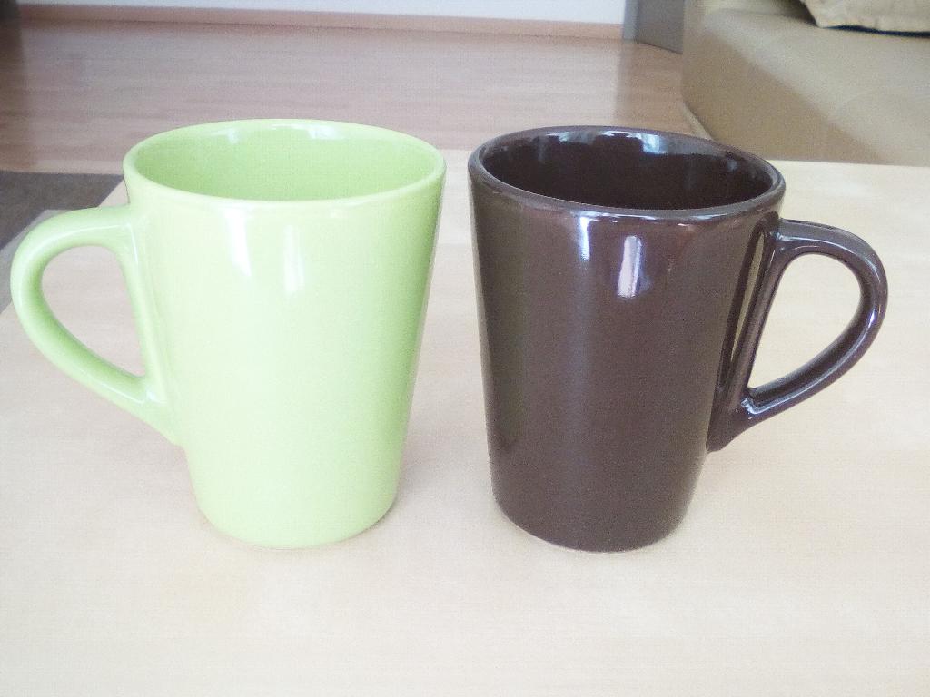 Tasses verte et brune, Enlèvement