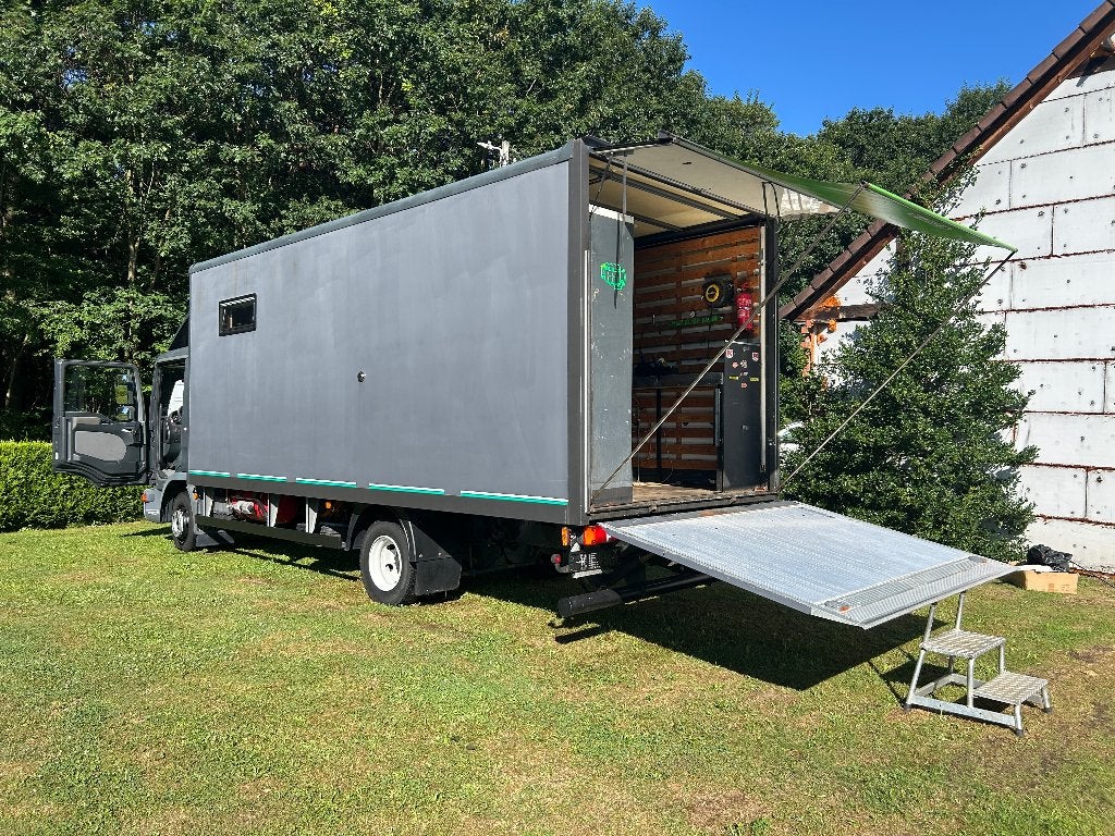 Man 8 à 180 ans a été décoré en motosport ! 71654 km!!!, Caravanes & Camping, Entreprise, Boîte manuelle, Diesel, 7 à 8 mètres