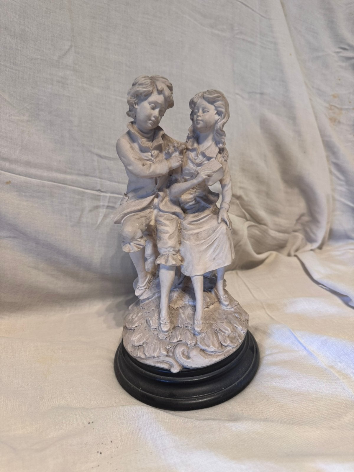 Vintage beeldje jongen & meisje – romantische/scène figurine, Antiquités & Art, Art | Sculptures & Bois, Enlèvement, Classique