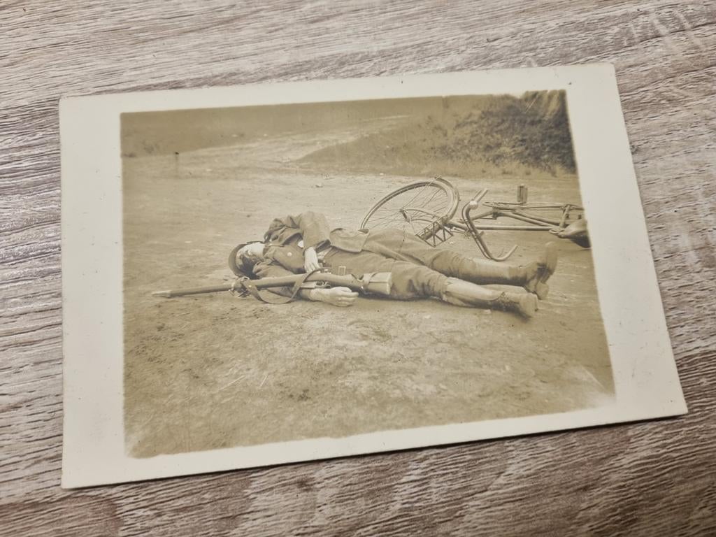 ABBL WOI - Foto gesneuvelde soldaat cyclist, Verzamelen, Militaria | Algemeen, Landmacht, Foto of Poster, Ophalen of Verzenden