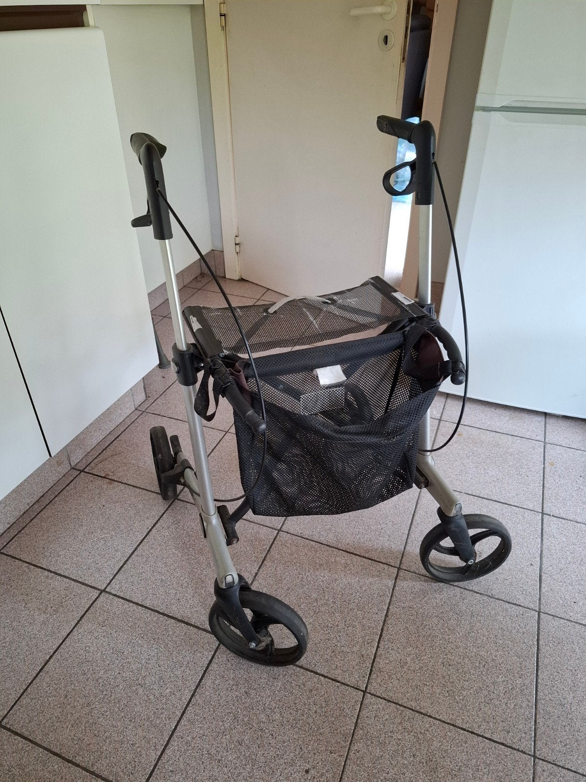 Opvouwbare Rollator., Ophalen