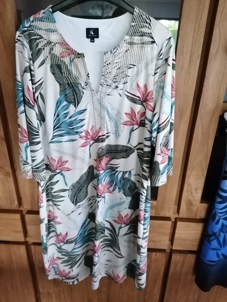 Kleed k design xxl 15€, Kleding | Dames, Jurken, Overige kleuren, Maat 46/48 (XL) of groter, Zo goed als nieuw, Boven de knie