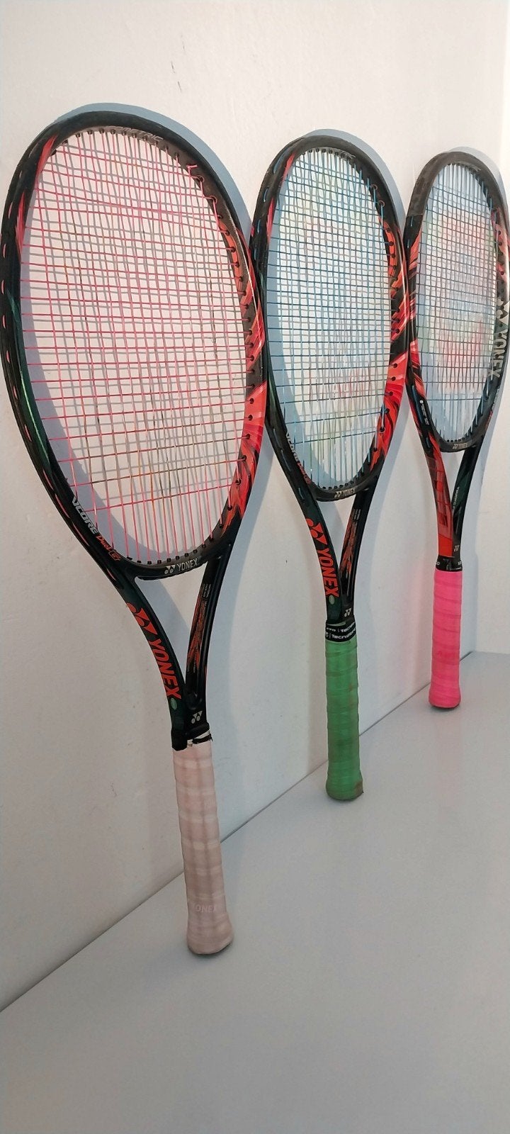 Yonex VCORE Duel G 100 tennisrackets set van 3 280g grip 2, Sport en Fitness, Tennis, Gebruikt, Ophalen of Verzenden, Racket, L2