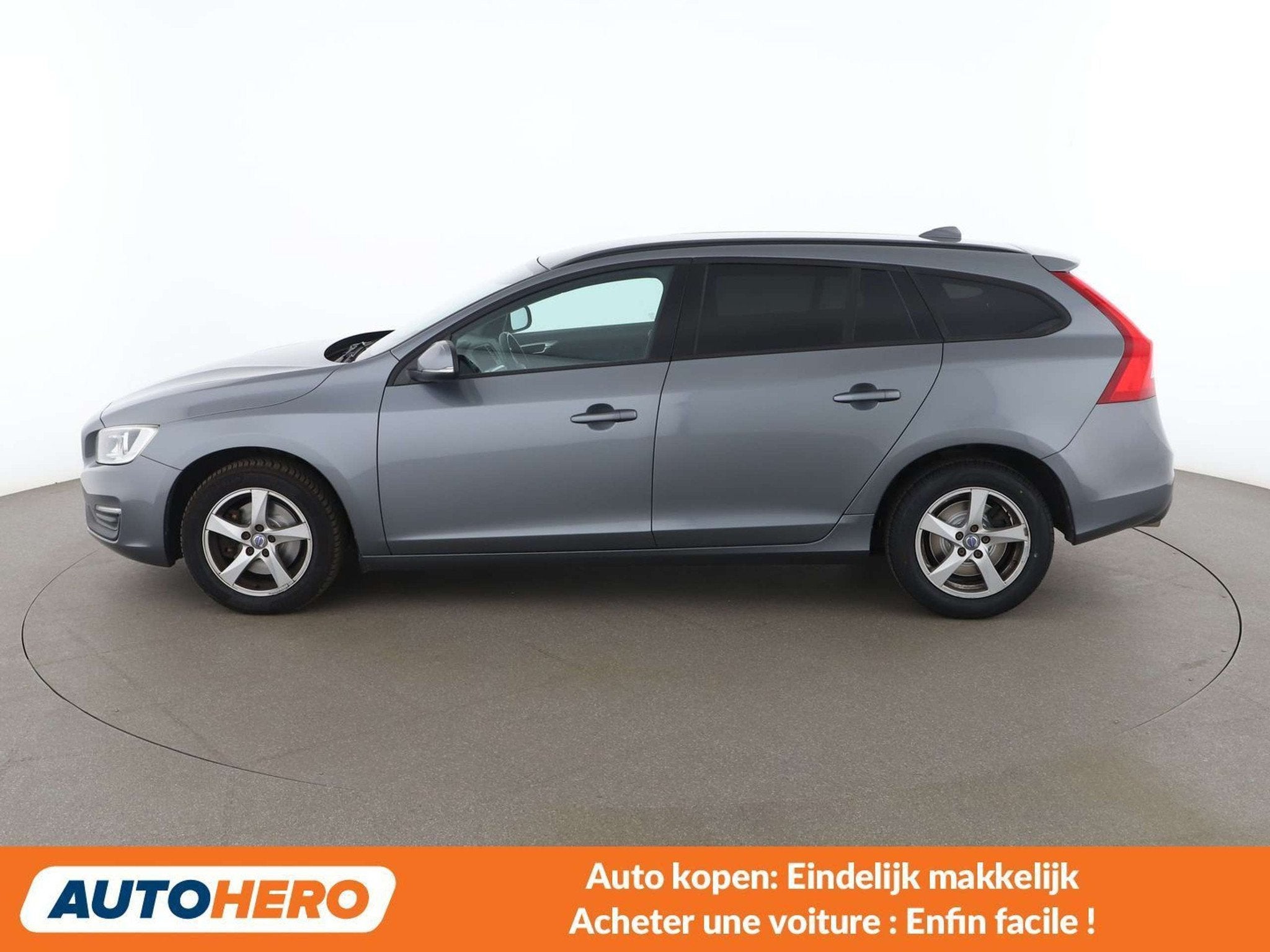 Volvo V60 2.0 D2 Kinetic (année de construction 2016), Autos, Cuir, Argent ou Gris, Achat, 1679 kg