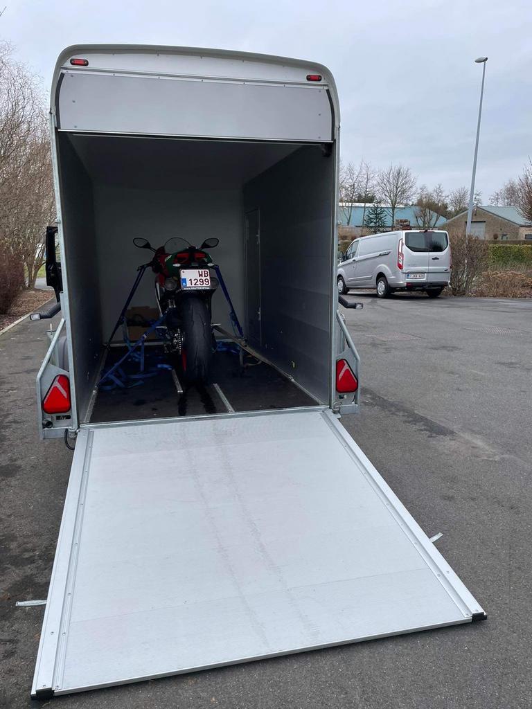 TE HUUR!!! Debon gesloten motortrailer, Ophalen, Zo goed als nieuw