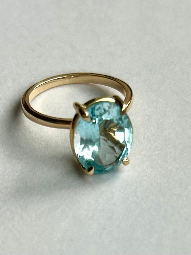 Handgemaakte 18 kt geelgouden ring met Swiss blauwe topaas, Bijoux, Sacs & Beauté, Neuf, Enlèvement ou Envoi, Or, Femme