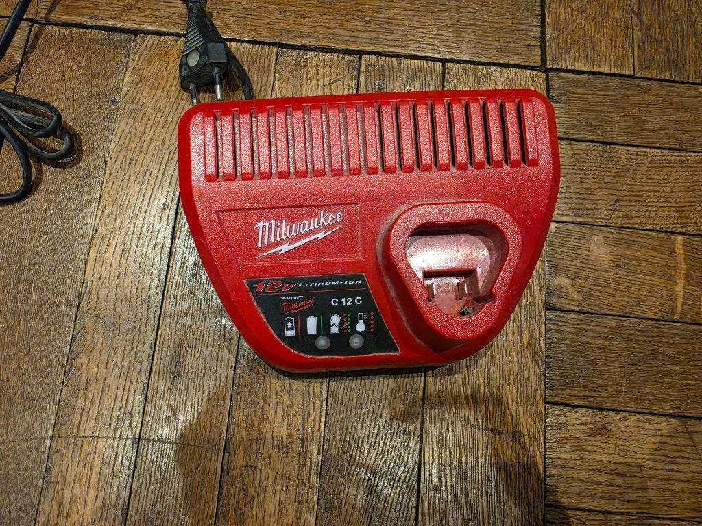 Milwaukee 12v oplader, Ophalen of Verzenden, Zo goed als nieuw