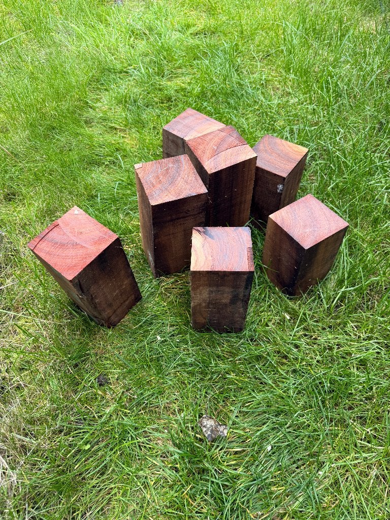 7 massieve hardhouten blokken – vermoedelijk padouk, Tuin en Terras, Ophalen, Nieuw, Hardhout, Minder dan 180 cm