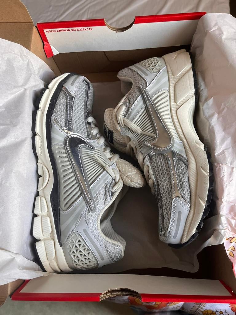 Nike vomero 5 foton stof/chroom 41, Kleding | Heren, Schoenen, Ophalen, Wit, Nike, Zo goed als nieuw