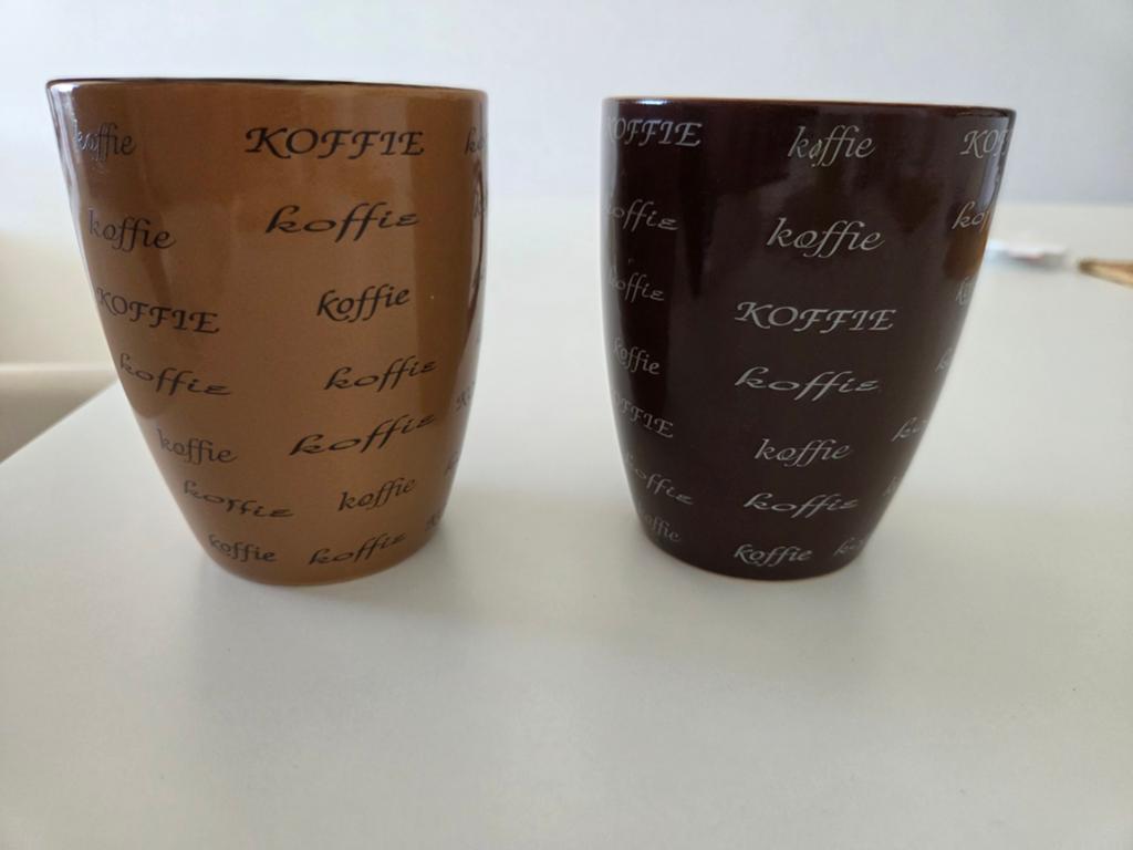 Set twee bruine koffie mokken, Ophalen of Verzenden, Zo goed als nieuw, Overige stijlen, Kop(pen) en/of Schotel(s)