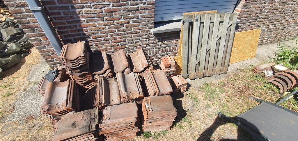 Gratis dakpannen en bakstenen, Doe-het-zelf en Bouw, Ophalen, Steen of Klei, Zo goed als nieuw, Dakpannen