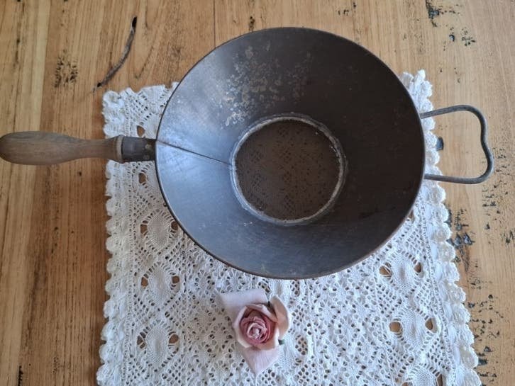 Vintage metalen zeef met houten handvat, Antiquités & Art, Enlèvement ou Envoi