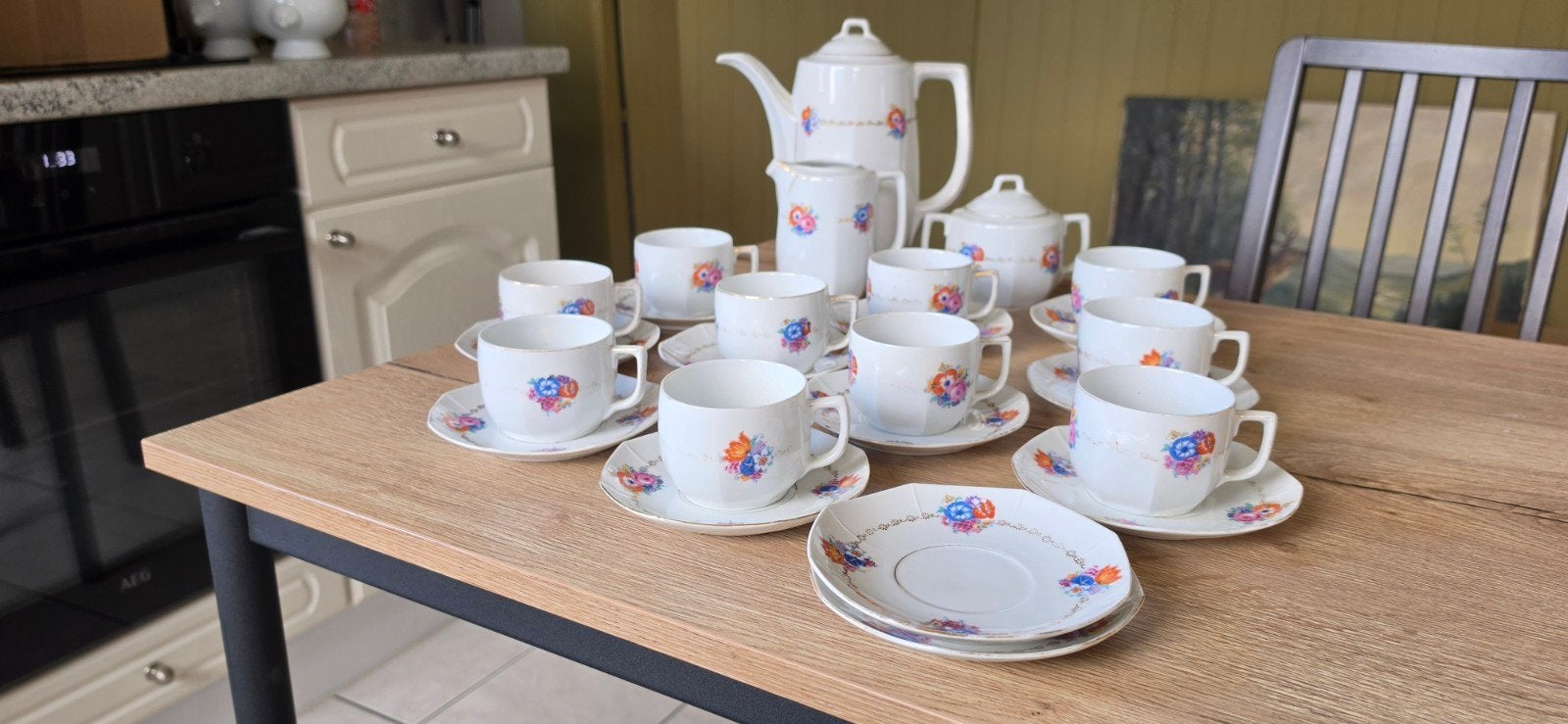 Vintage servies met 10 kopjes, melkkan, koffiekan, suikerpot, Ophalen