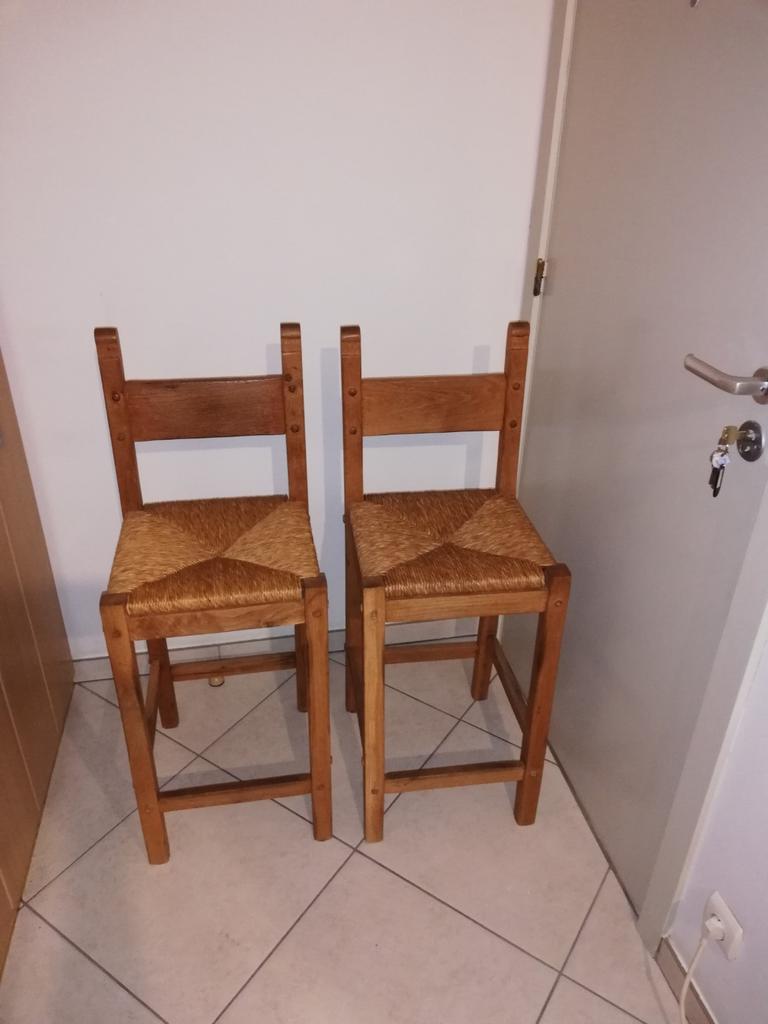 2 eiken barkrukken 10 Euro per stuk., Ophalen