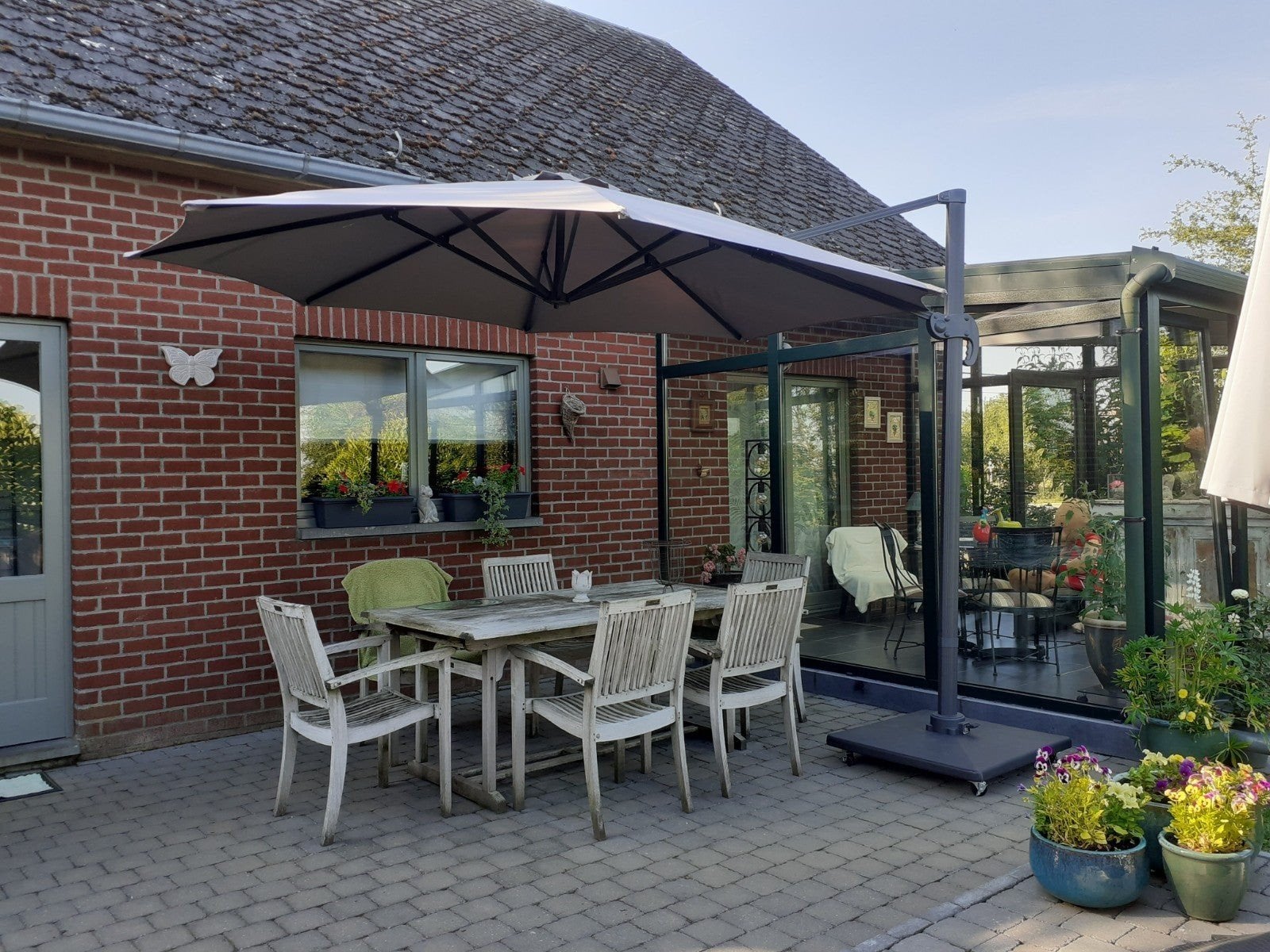 Parasol déporté avec pied en croix., Enlèvement