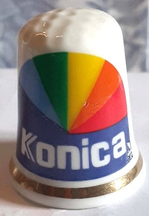 dés a coudre de collection publicitaire konica (5), Collections, Dés à coudre, Enlèvement ou Envoi, Comme neuf, Porcelaine