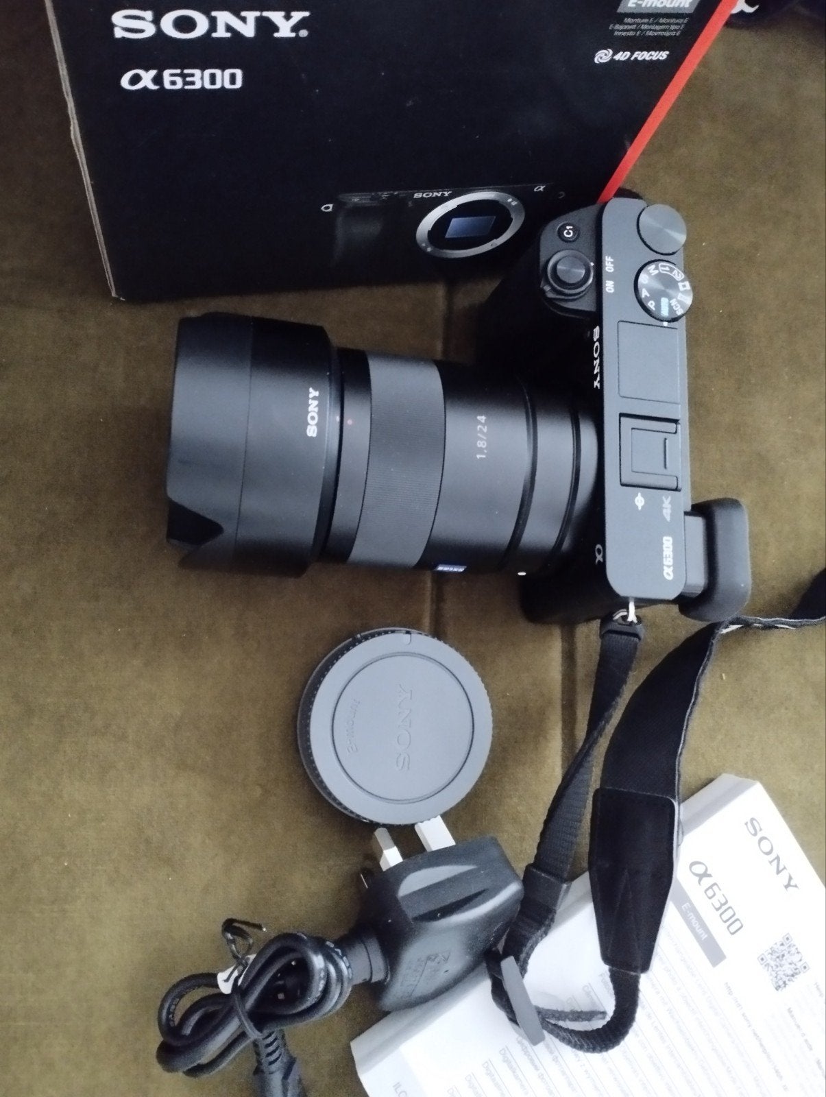 Boîtier Sony A6300 4K, Sony E 24 mm f/1,8 ZA ZEISS Sonnar T*, TV, Hi-fi & Vidéo, Enlèvement ou Envoi, Comme neuf, Carte mémoire