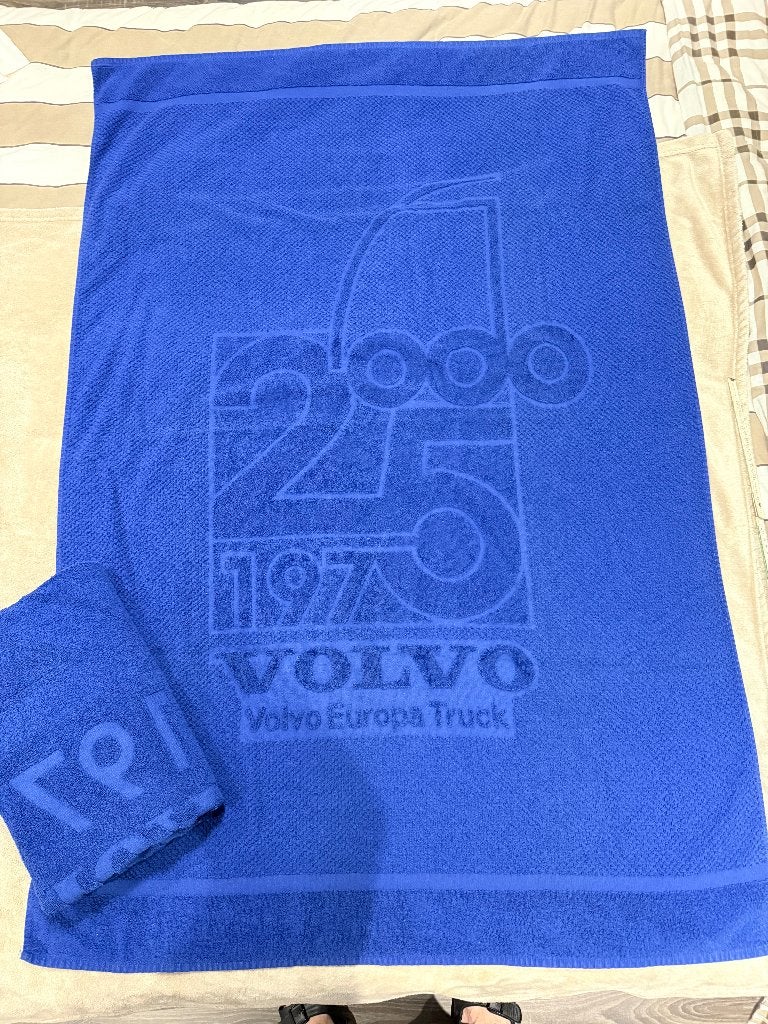 2 Volvo Trucks Gent handdoeken – 25 jaar 1975-2000 75200 cm, Ophalen of Verzenden, Gebruikt, Blauw, Handdoek