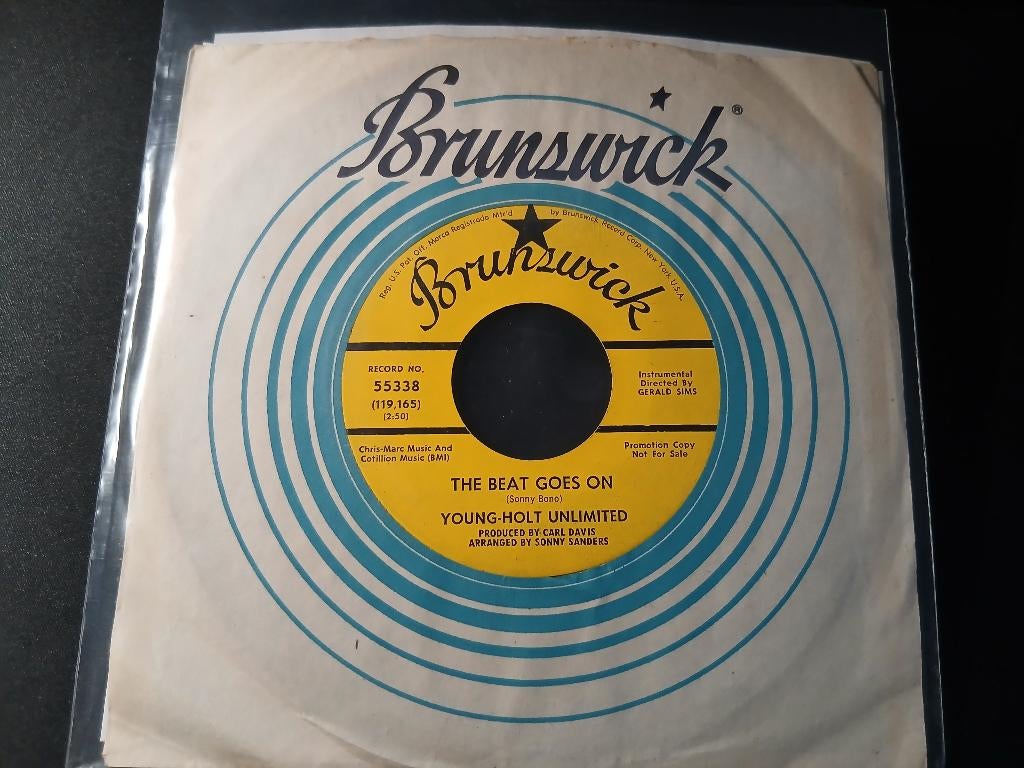 Young-Holt Unlimited — The Beat Goes On '7 Popcorn Groove, Enlèvement ou Envoi, Single, 7 pouces, Housse de protection extérieure