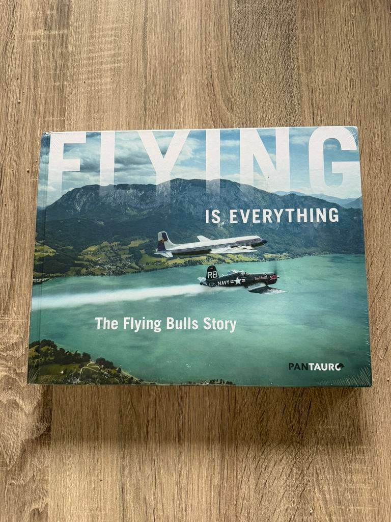 Red Bull - boek - Flying is everything, Ophalen of Verzenden, Nieuw, Overige onderwerpen