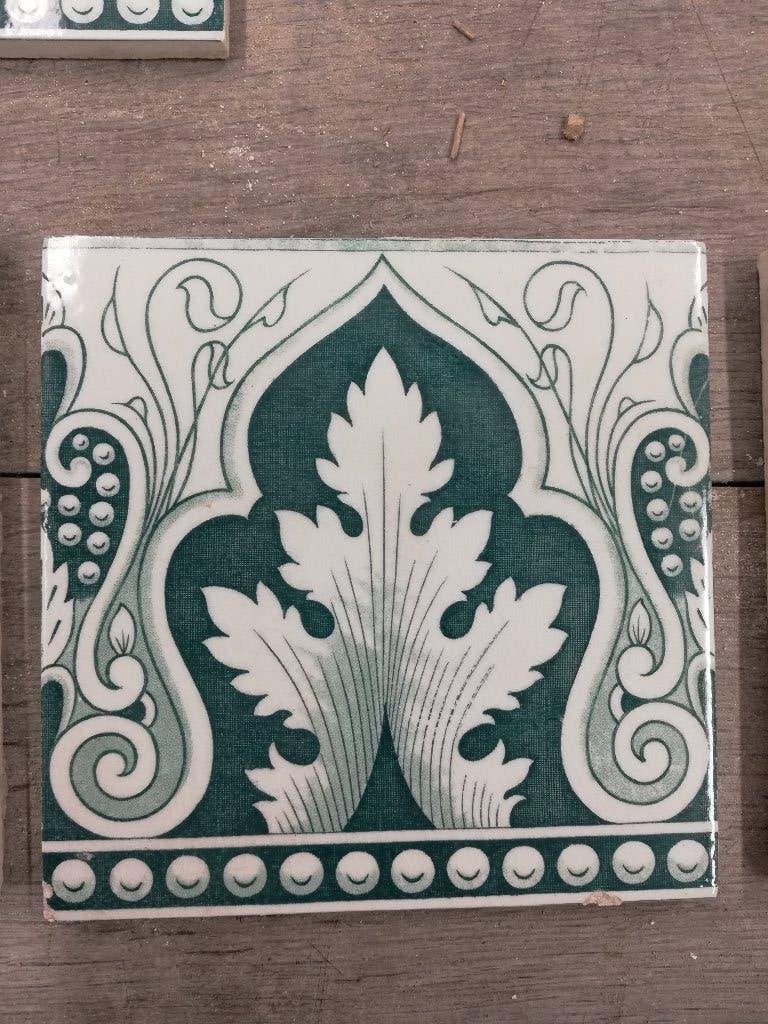 43 antieke randtegels met donkergroene afbeelding 15x15cm, Antiek en Kunst, Ophalen