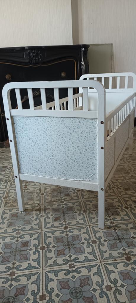 Kinderbed, van hout, heel oud, zeer stevig ( met schroef), Ophalen, Ledikant