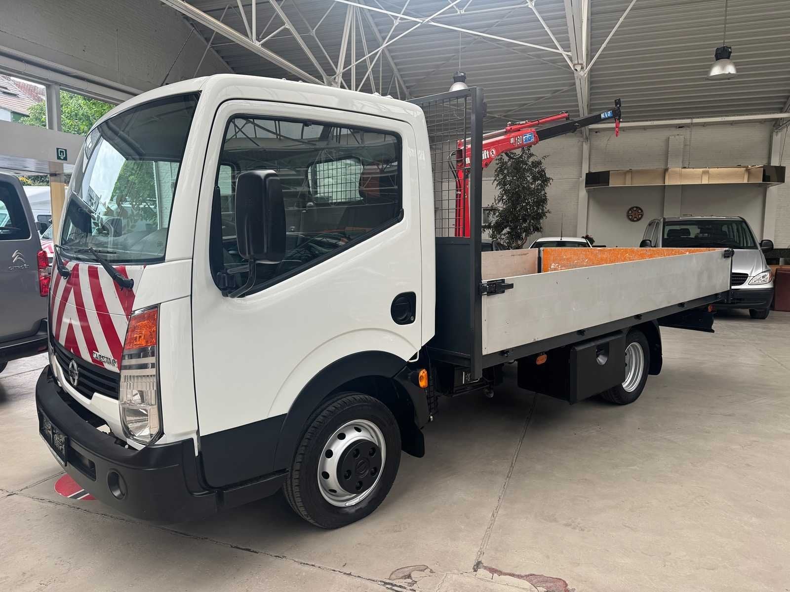 Nissan Cabstar 2007 - 103 000 km - 1er propriétaire - grue, Autos, Achat, Entreprise, Boîte manuelle, Diesel