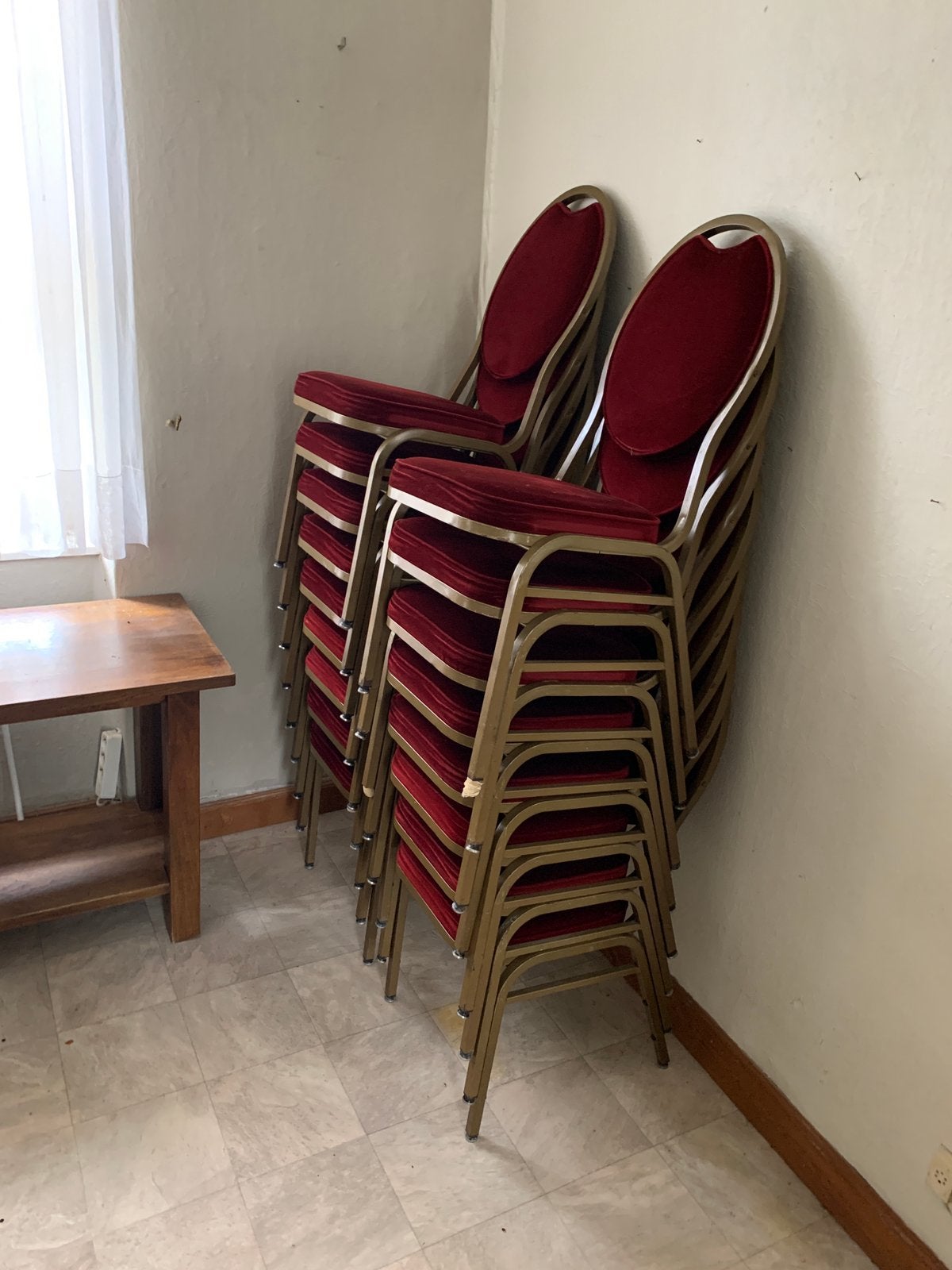Chaises empilables en métal rembourré rouge, Maison & Meubles, Chaises, Enlèvement, Utilisé, Rouge