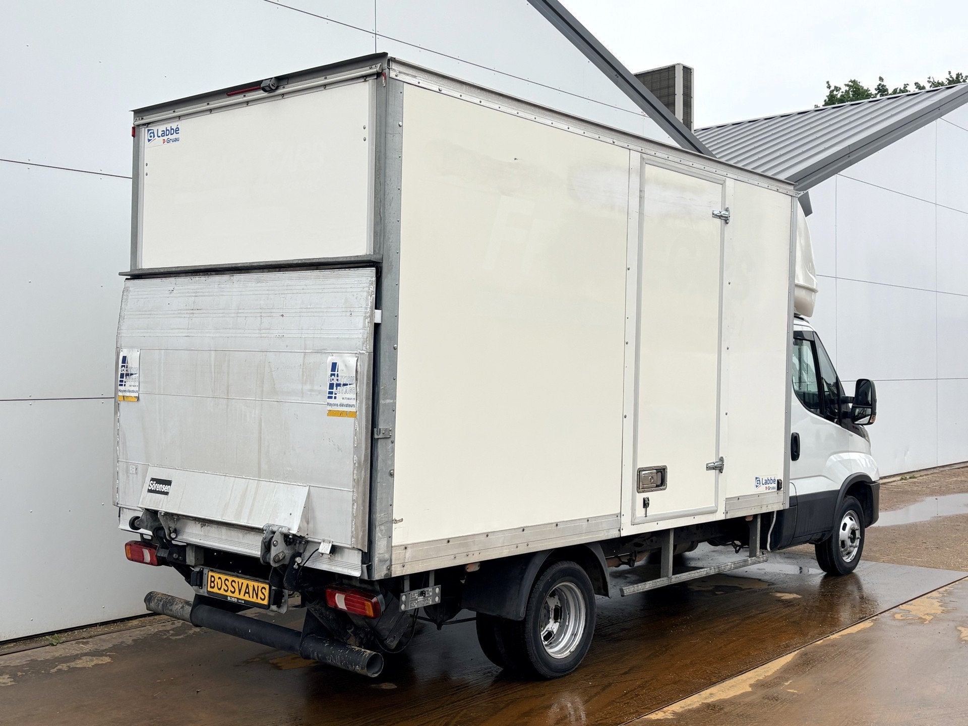 Iveco Daily 35C16 3.0 160PK Laadklep Zijdeur Camera Climate, Gebruikt, Zwart, 4 cilinders, Iveco