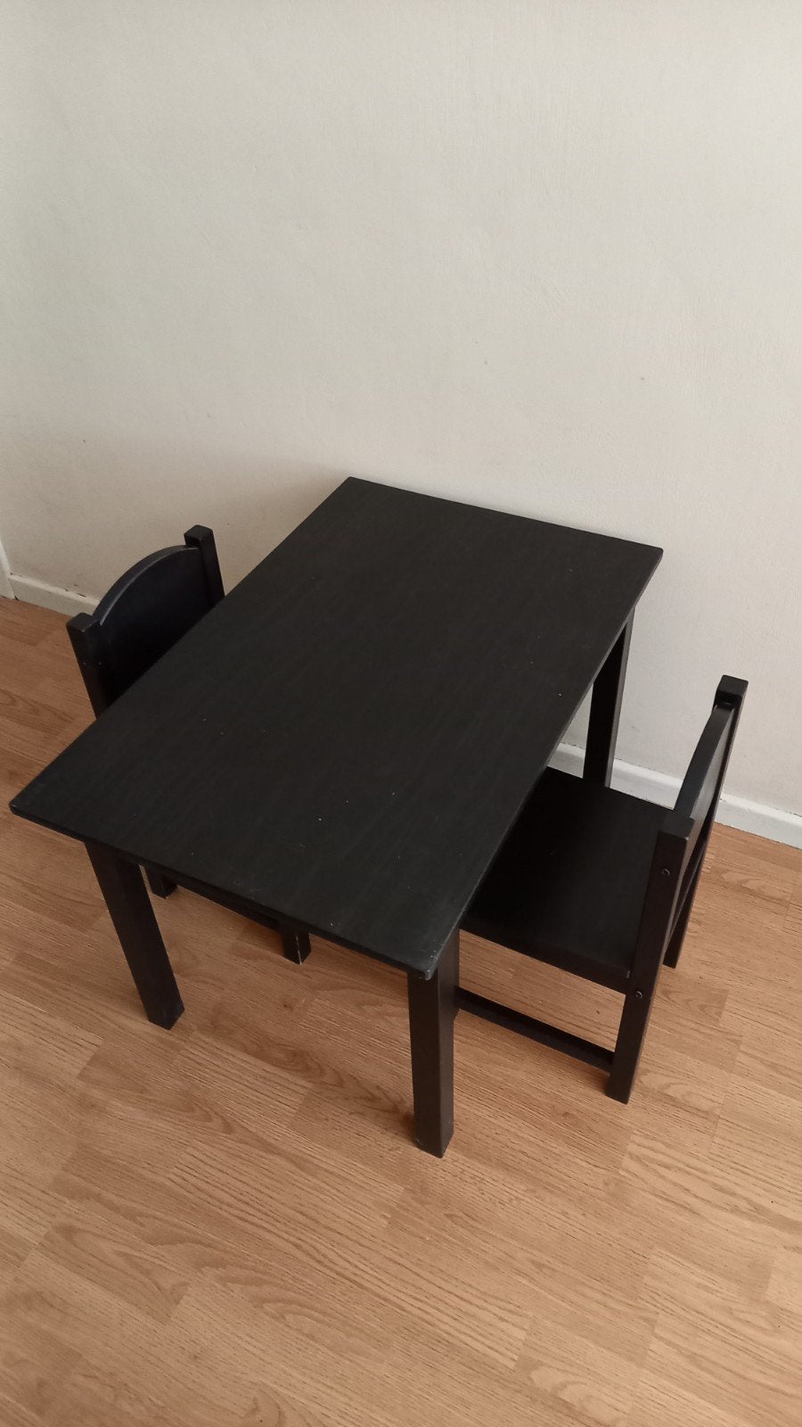 Kindertafeltje met 2 stoeltjes - zwartbruin - Sundvik Ikea, Kinderen en Baby's, Kinderkamer | Tafels en Stoelen, Ophalen, Gebruikt