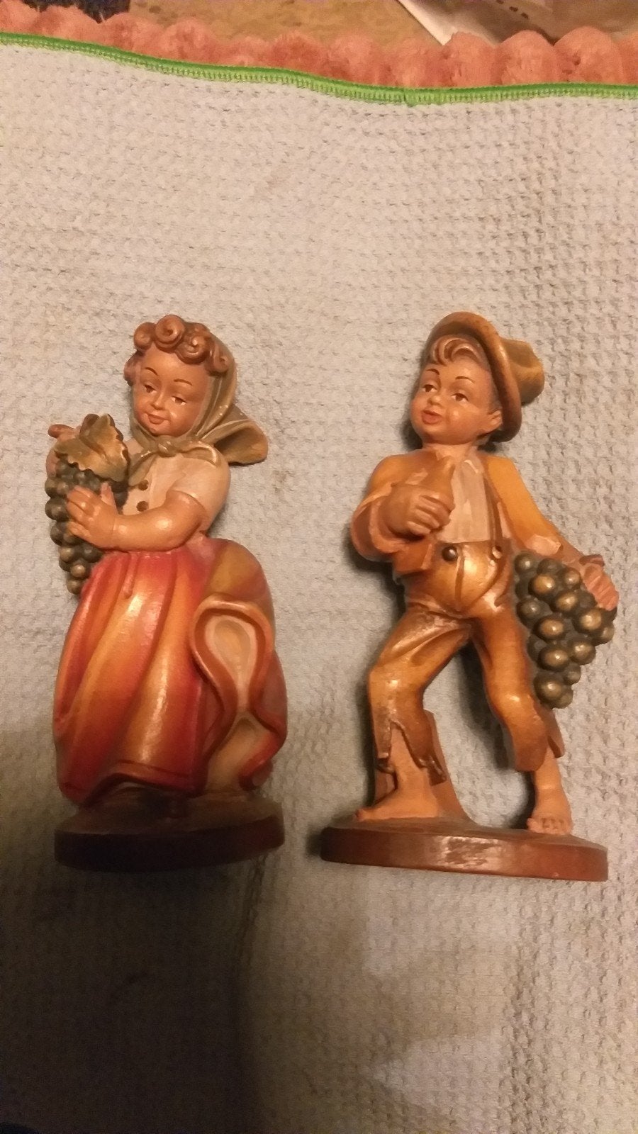 Prachtige set vinted houten beeldjes jongen en meisje, Antiek en Kunst, Ophalen, Houtsnijwerk, Minder dan 20 cm, Handgemaakt