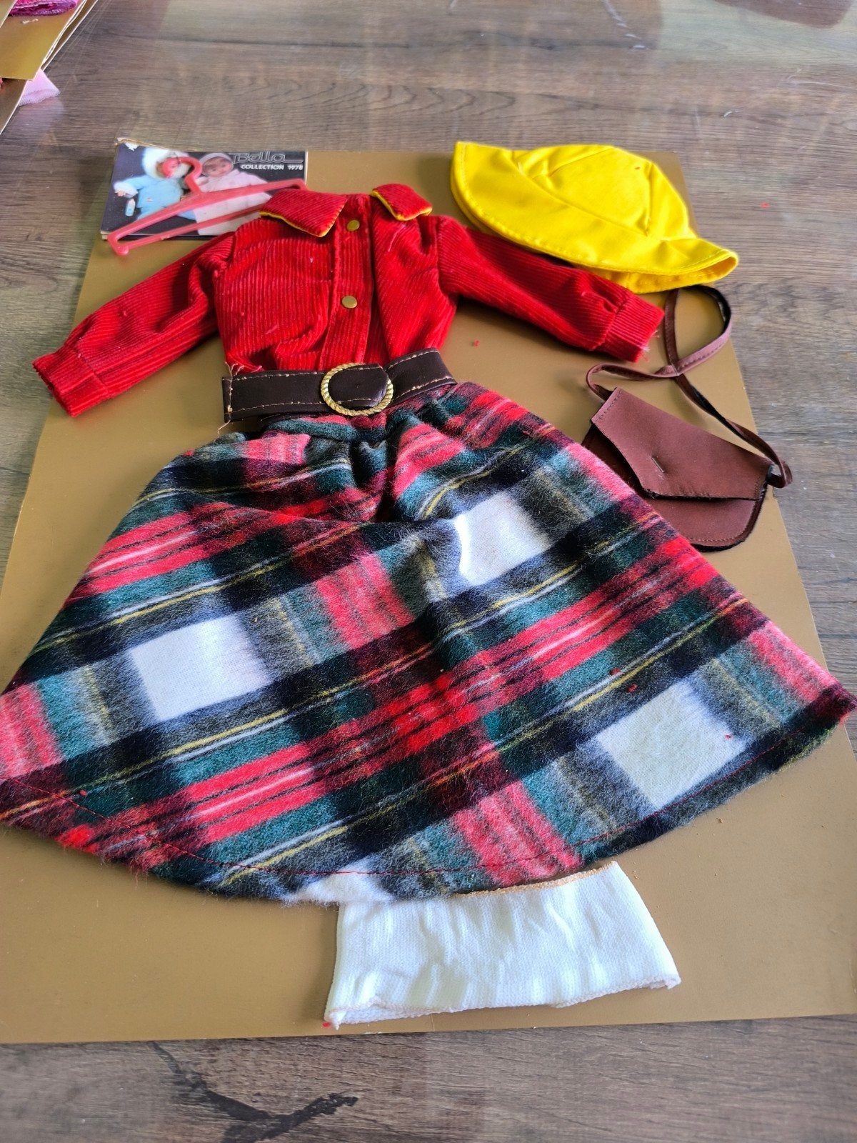 tenue Lausanne poupée Bella, Enlèvement ou Envoi, Poupée