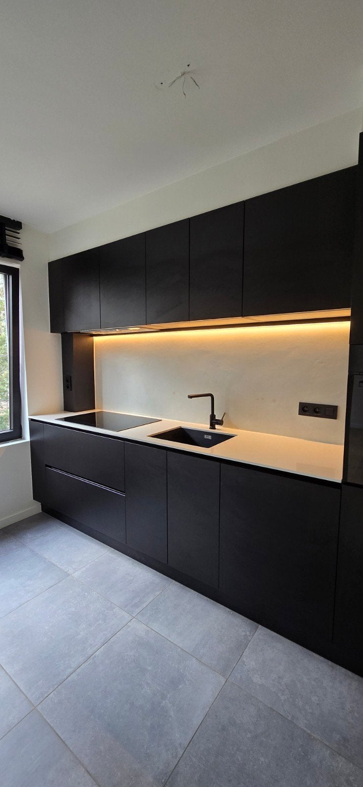 Te koop: Complete keuken in goede staat
Wegens renovatie bie, Ophalen, Zwart