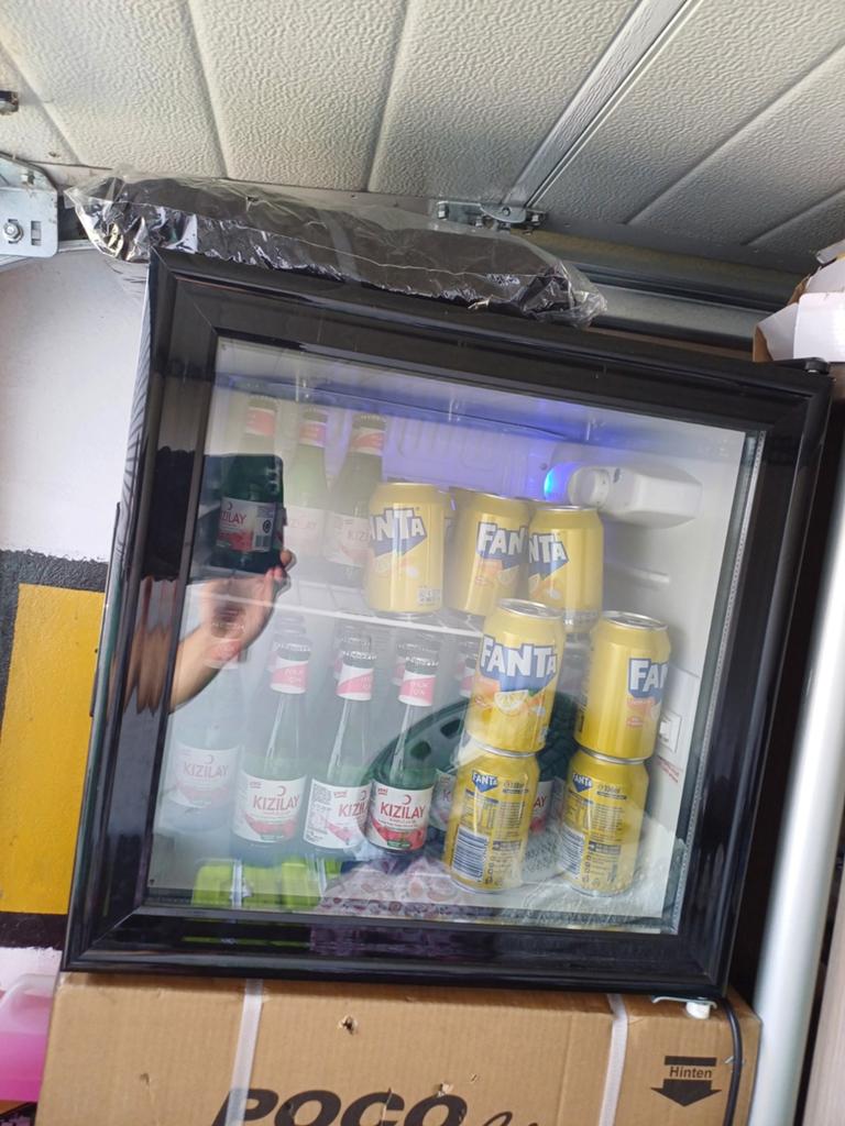 Dranken koelkast met blauw licht nieuw in de doos