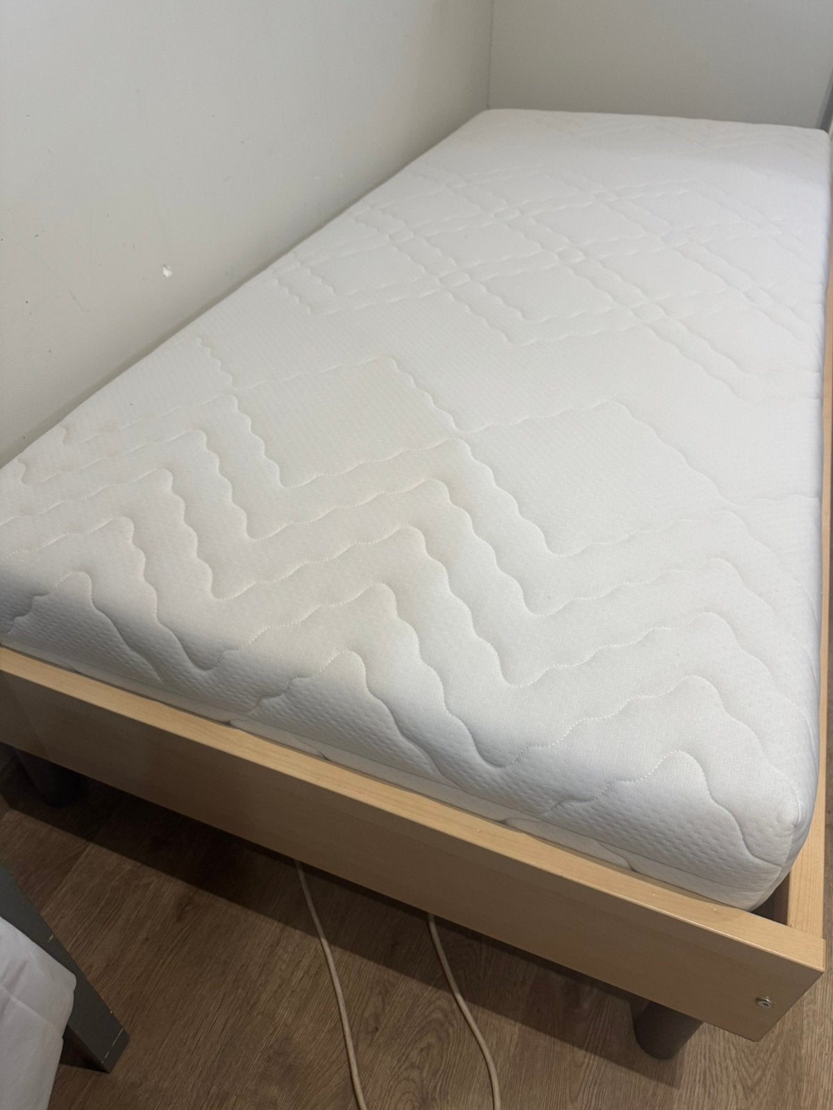 1persoonsbed met lattenbodem en matras, weinig gebruikt., Huis en Inrichting, Slaapkamer | Bedden, Ophalen, Zo goed als nieuw