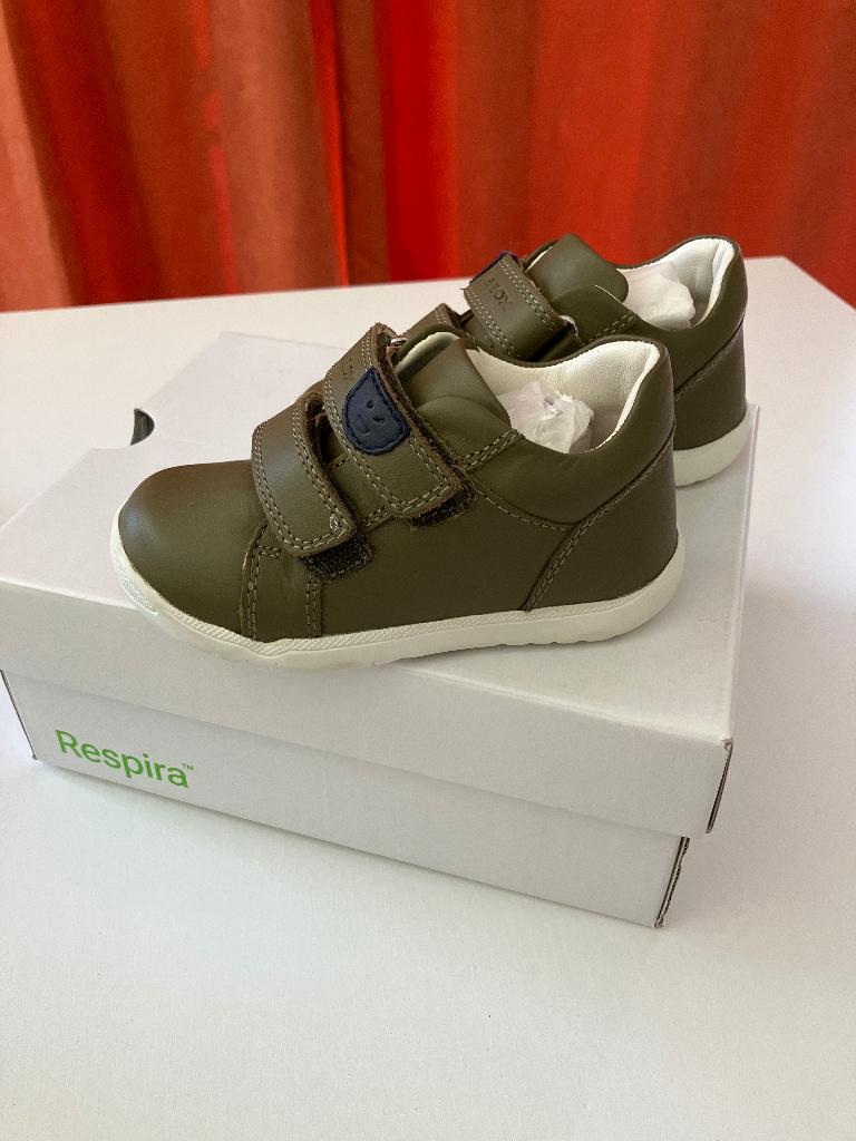 Geox schoen NIEUW kaki maat 22, Kinderen en Baby's, Babykleding | Schoentjes en Sokjes, Ophalen, Schoentjes, Jongetje of Meisje