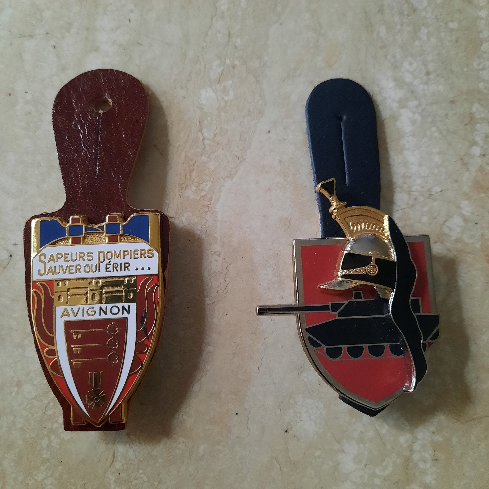 Brandweer insignes uit Frankrijk . Doe bod per stuk ., Verzamelen, Speldjes, Pins en Buttons, Ophalen of Verzenden